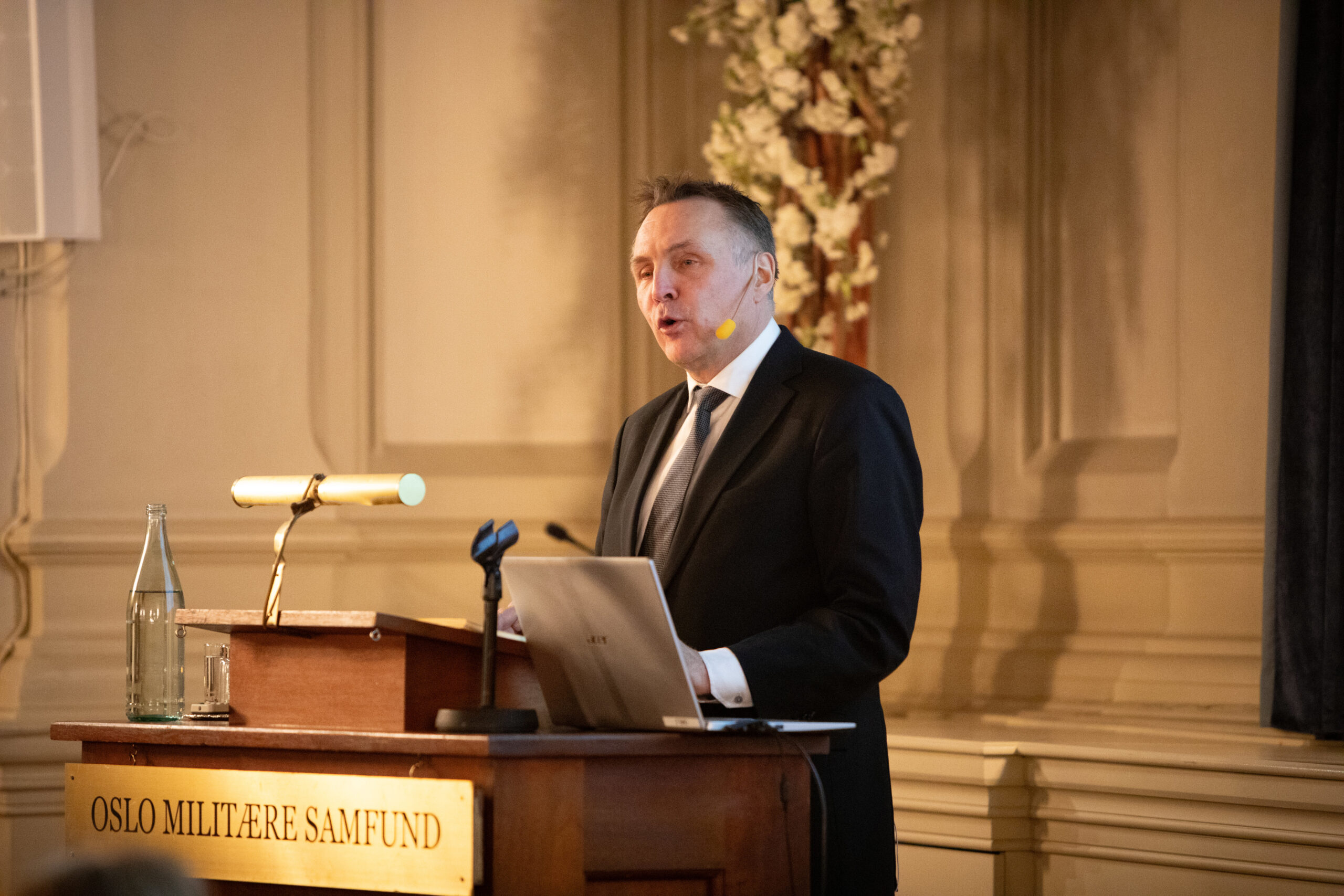 Forsvarsminister Tore O. Sandvik går til angrep på frie medier og akademikere, og anklager dem for å spre russisk propaganda. Forstår han at det er han selv som minner mest om Putin? (Foto: Synne Kvam/Forsvarsdepartementet.)