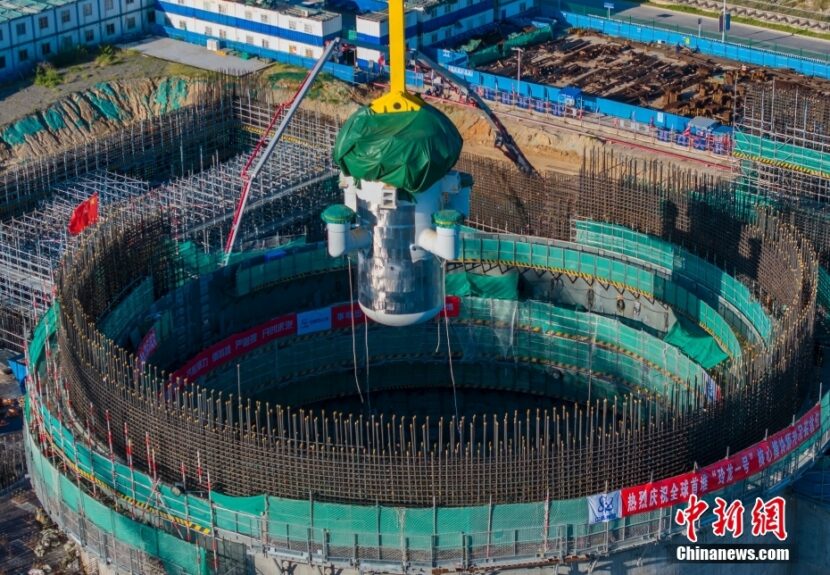 Monteringen av kjernemodulen til verdens første kommersielle små modulære reaktor (SMR), Linglong One, ble fullført i Kinas øyprovins Hainan i Sør-Kina 10. august 2023. [Foto/Chinanews.com]