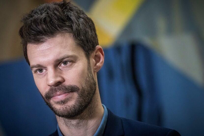 Stortingsrepresentant Bjørnar Moxnes forsvarer lederen av årets 17. mai-komite. (Foto: NTB.)