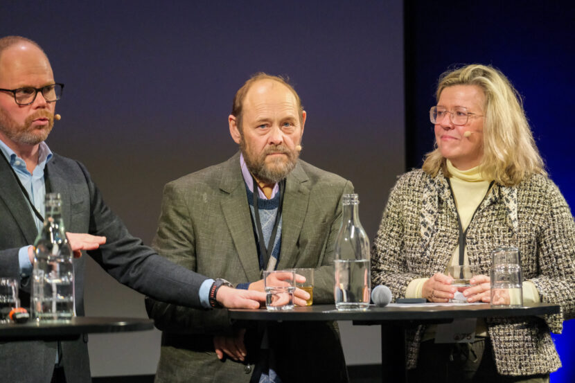 Redaktør i Se og hør, Ulf André Andersen, på Redaktørforeningens høstmøte. Her sammen med sjefredaktør i VG, Gard Steiro, og nyhetsredaktør i Aftenposten, Tone Tveøy Strøm Gundersen. (Foto: Geir Bergersen Huse.)