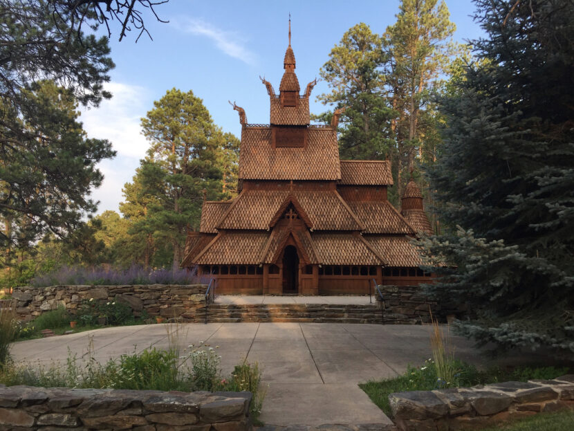 aDen evangelisk-lutherske kirken Chapel in the Hills i Sør-Dakota (1969) er en kopi av Borgund stavkirke i Lærdal. (Foto: Chapel in the Hills.)