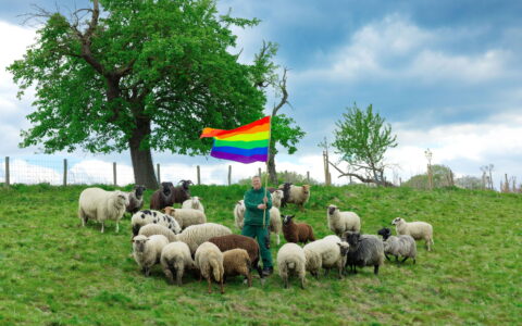 Den homofile bonden Michael Stücke går viralt med sine homofile sauer. (Foto: Grindr.)