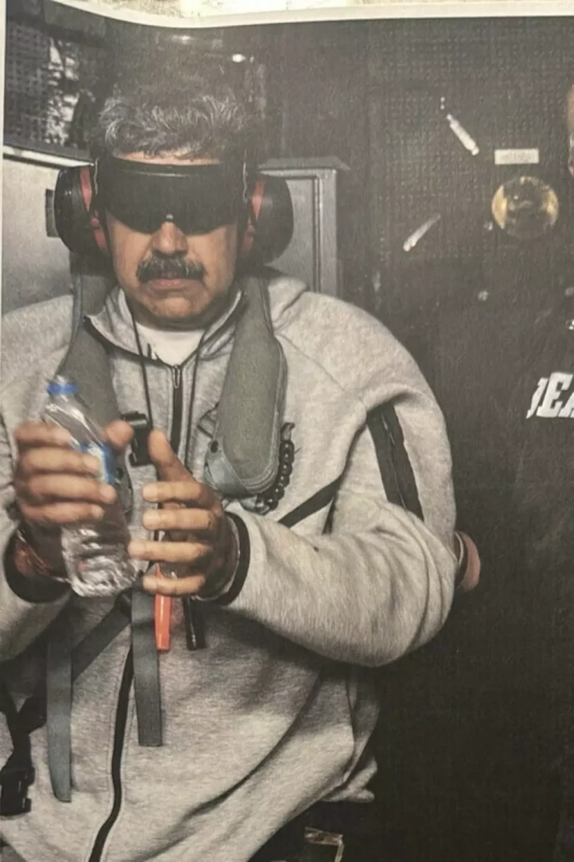 Dette bildet, som Donald Trump har lastet opp på sitt egne sosiale medium, Truth Social, skal angivelig vise Nicolás Maduro i amerikansk fangenskap på vei til