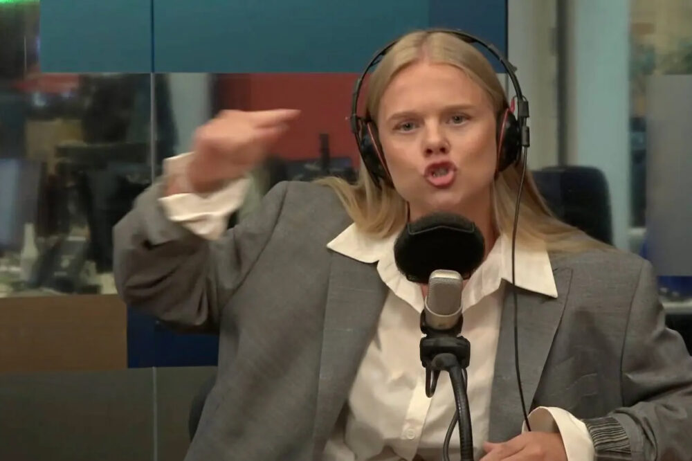 Gyda Oddekalv tok Norge med storm i fjor høst da hun måtte storme ut av «Dagsnytt 18»-studioet hos NRK. (Skjermbilde.)