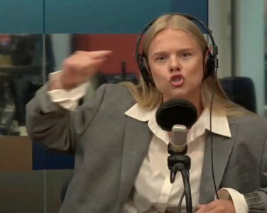 Gyda Oddekalv tok Norge med storm i fjor høst da hun måtte storme ut av «Dagsnytt 18»-studioet hos NRK. (Skjermbilde.)