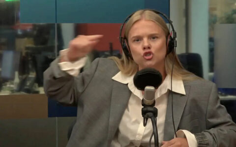 Gyda Oddekalv tok Norge med storm i fjor høst da hun måtte storme ut av «Dagsnytt 18»-studioet hos NRK. (Skjermbilde.)