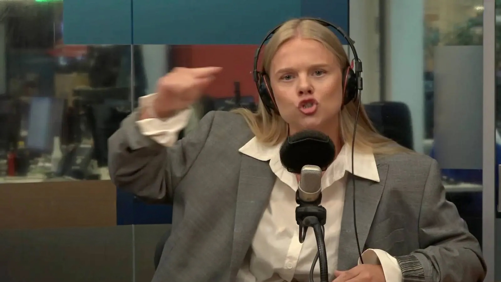 Gyda Oddekalv tok Norge med storm i fjor høst da hun måtte storme ut av «Dagsnytt 18»-studioet hos NRK. (Skjermbilde.)