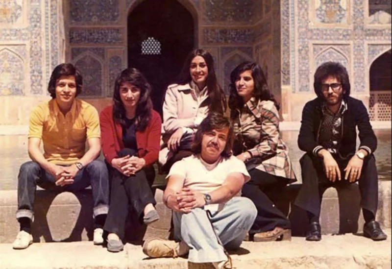 Iran før 1979: Kvinner i Tehran nøt frihet til å kle seg moderne, studere, jobbe og leve uten tvungen hijab – en tid med valg og åpenhet i gatene.