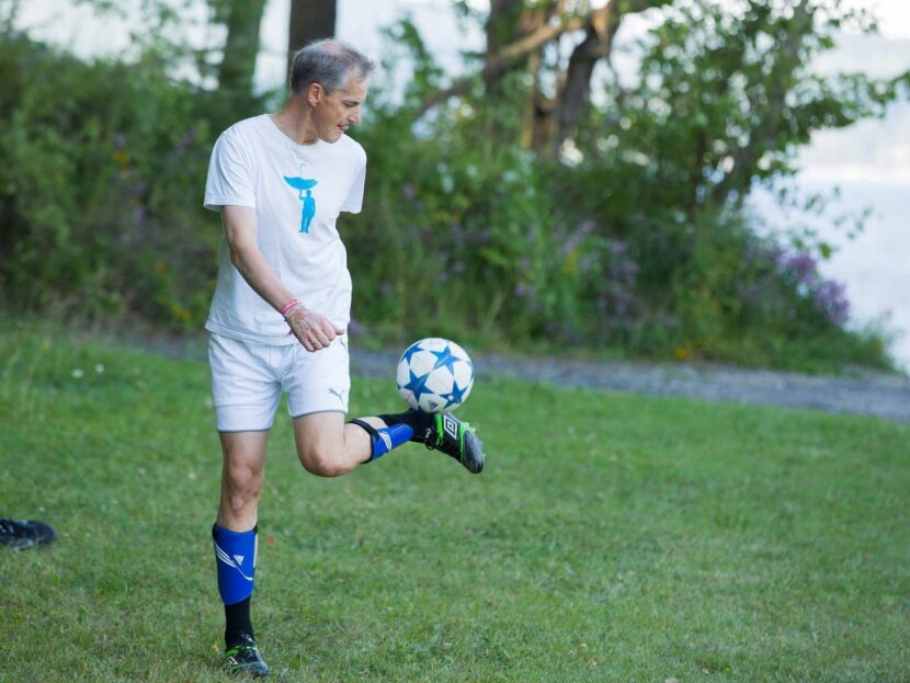 Statsminister Jonas Gahr Støre synes fotball er viktigere enn film. Uttalelsen skaper reaksjoner helt inn i Stortinget. (Foto: Arbeiderpartiet.)