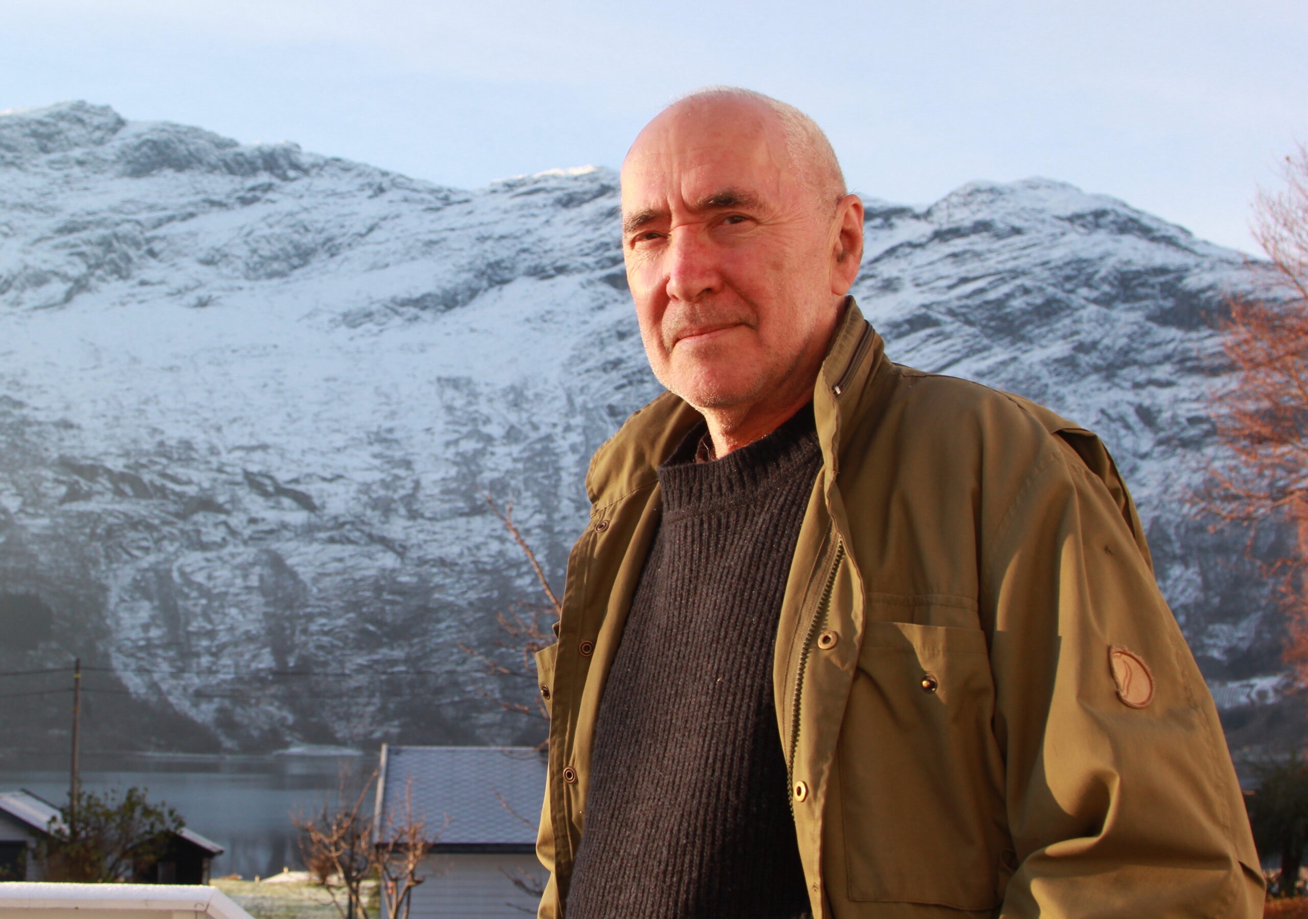 Forfatter og enfant terrible Kaj Skagen under fjellene på Lofthus. (Foto: Pål-Henrik Hagen.)