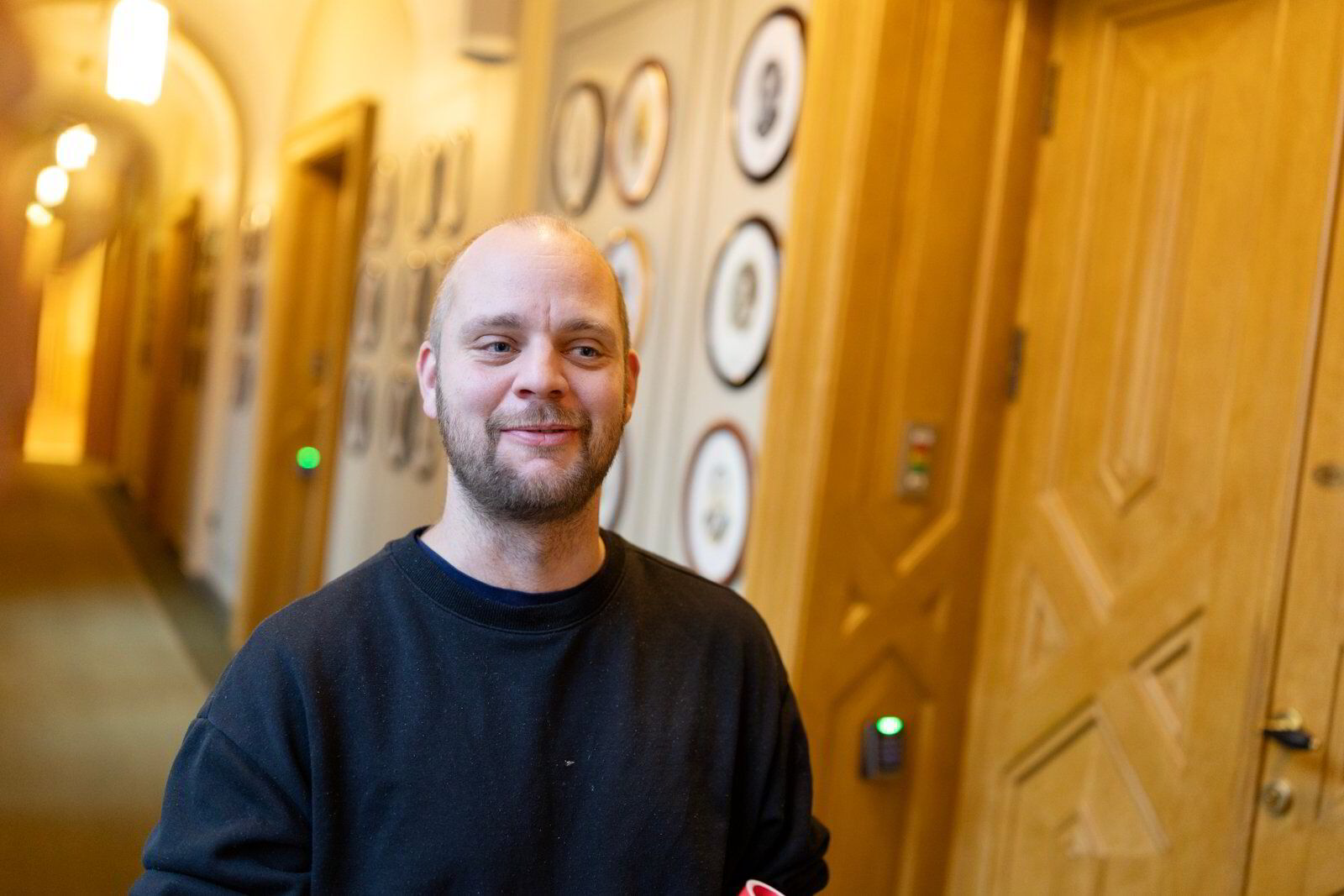 Rødts stortingsrepresentant, Mímir Kristjánsson, er blant dem som trekker stilen på Stortinget ned. Det er ikke vanskelig å forstå hvorfor han ønsker å fremstå folkelig overfor velgergruppen sin. Men han vil slite overfor presidentskapet