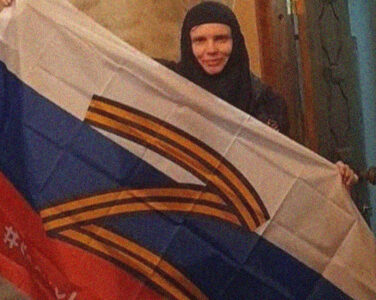 Moder Eugenia, tilknyttet St. Elisabeth-klosteret i Belarus, viser fram «Z»-symbolet, et symbol på støtte til Russlands krig i Ukraina. (Foto: St. Elisabeth-klosteret.)