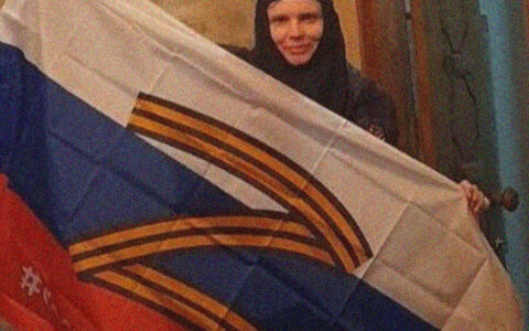 Moder Eugenia, tilknyttet St. Elisabeth-klosteret i Belarus, viser fram «Z»-symbolet, et symbol på støtte til Russlands krig i Ukraina. (Foto: St. Elisabeth-klosteret.)