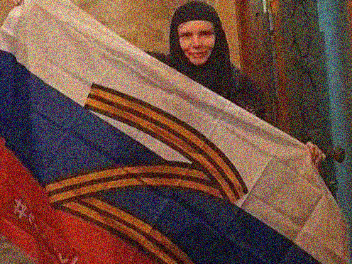 Moder Eugenia, tilknyttet St. Elisabeth-klosteret i Belarus, viser fram «Z»-symbolet, et symbol på støtte til Russlands krig i Ukraina. (Foto: St. Elisabeth-klosteret.)