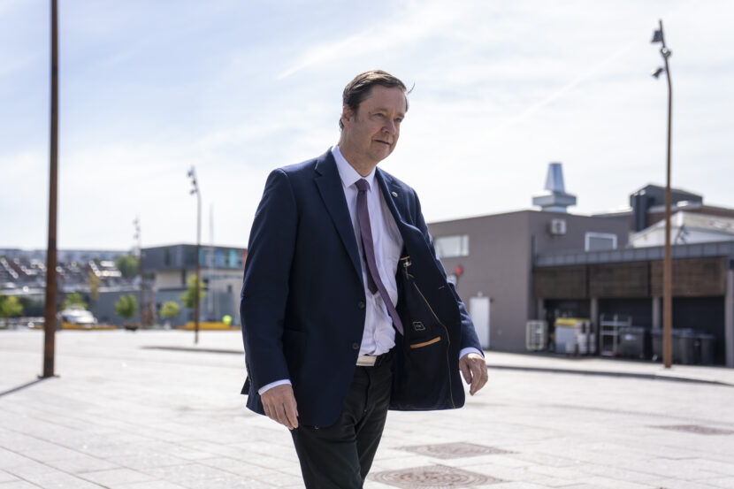 Sandnes 20250514. Forsvarer John Christian Elden i Sandnes på vei til rettssaken mot Gjert Ingebrigtsen i Sør-Rogaland tingrett. Gjert Ingebrigtsen er anklaget for å ha mishandlet de to fornærmede barna ved gjentatte trusler, tvang, frihetsberøvelse, vold og andre krenkelser over flere år. Han erkjenner ikke straffskyld etter tiltalen. (Foto: Heiko Junge/NTB.