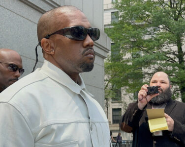 Ye, the rapper formerly known as Kanye West, leaves federal court during the trial of Sean "Diddy" Combs in New York, Friday, June 13, 2025. (Foto: AP Photo/Larry Neumeister.)