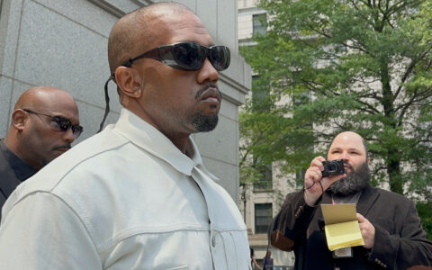 Ye, the rapper formerly known as Kanye West, leaves federal court during the trial of Sean "Diddy" Combs in New York, Friday, June 13, 2025. (Foto: AP Photo/Larry Neumeister.)