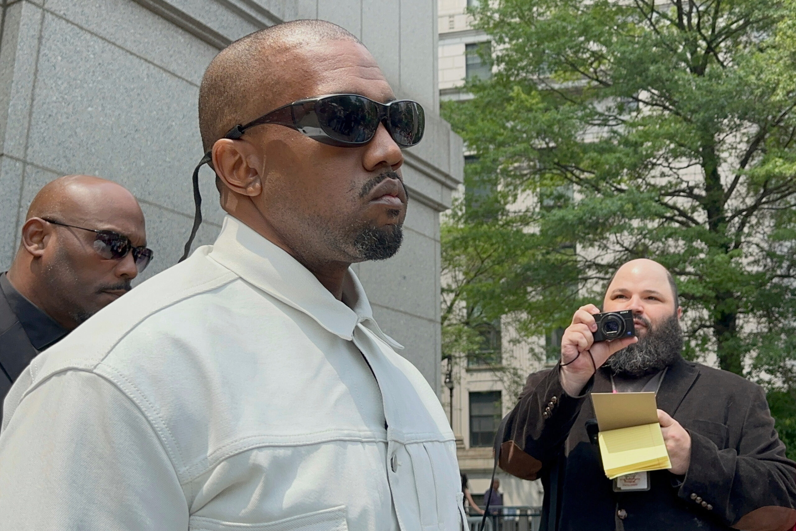 Ye, the rapper formerly known as Kanye West, leaves federal court during the trial of Sean "Diddy" Combs in New York, Friday, June 13, 2025. (Foto: AP Photo/Larry Neumeister.)
