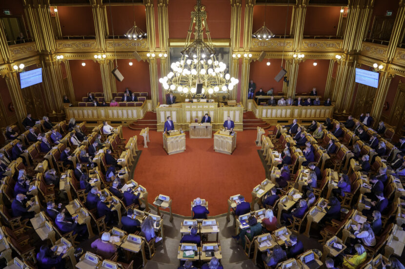 Finansminister Jens Stoltenberg og Nikolai Astrup (H) under finansdebatten i Stortinget hvor Stoltenberg la frem Statsbudsjettet for 2025 og holdt finanstalen. Foto: Cornelius Poppe / NTB