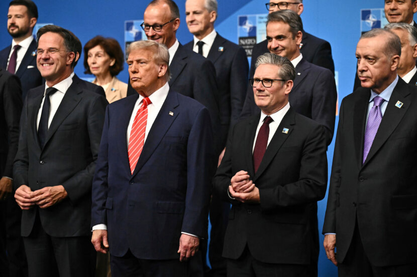 NATO Secretary General Mark Rutte, from left, U.S. President Donald Trump, Britain's Prime Minister Keir Starmer and Turkey's President Recep Tayyip Erdogan pose with NATO country leaders for a family photo during the NATO summit in The Hague, Netherlands, Wednesday, June 25, 2025. (Foto: Ben Stansall/Pool/AP.)