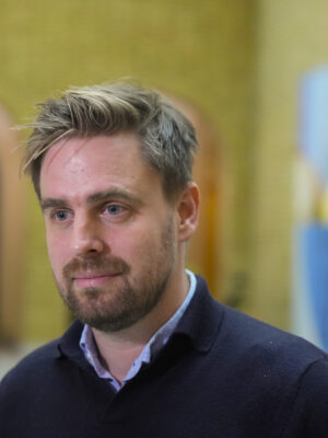 Oslo 20251124. MDGs Eivind Trædal etter møte. MDG kalte inn sentralstyret til krisemøte om budsjettforhandlingene på Stortinget ved Vandrehallen. (Foto: Javad Parsa/NTB.