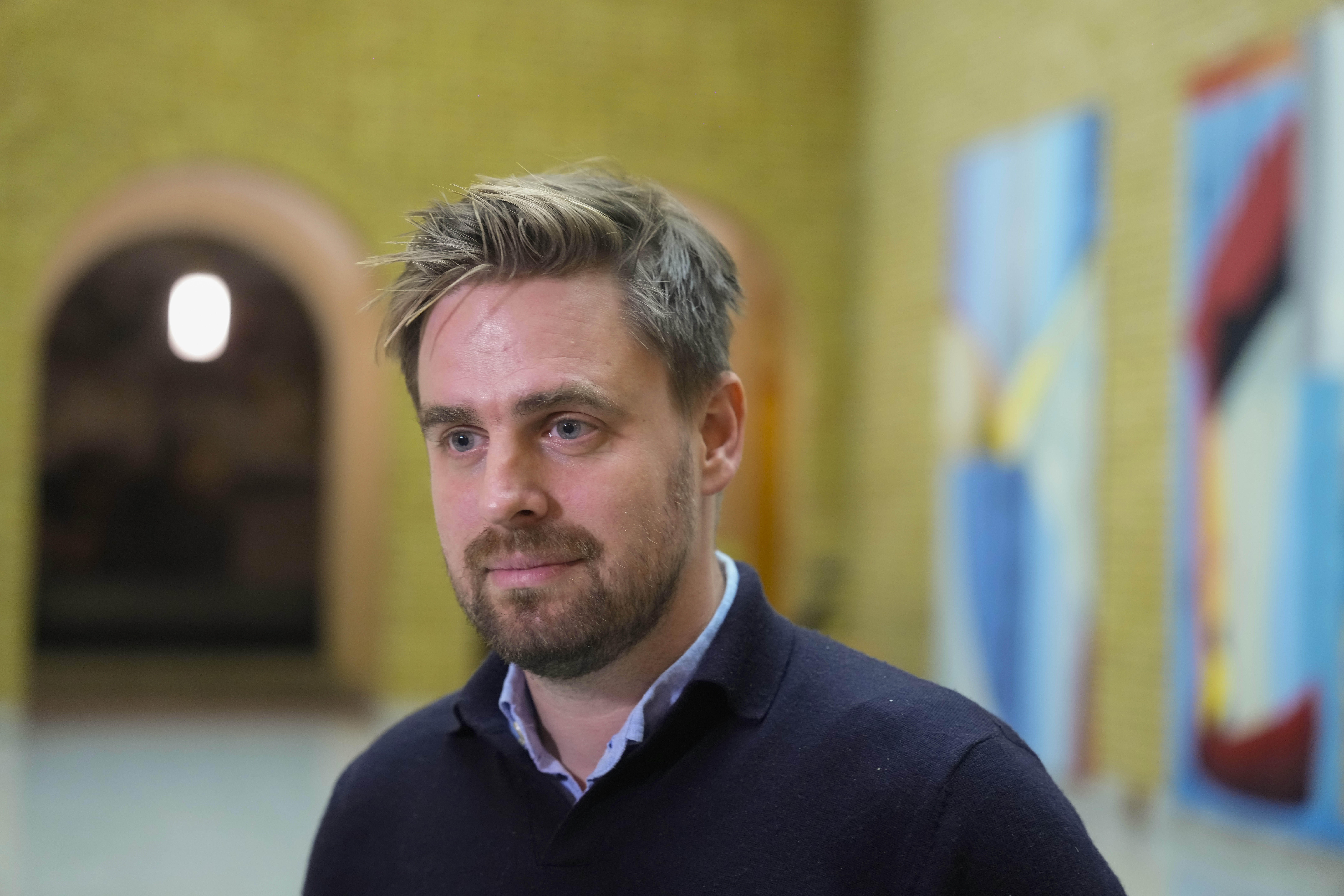 Oslo 20251124. MDGs Eivind Trædal etter møte. MDG kalte inn sentralstyret til krisemøte om budsjettforhandlingene på Stortinget ved Vandrehallen. (Foto: Javad Parsa/NTB.