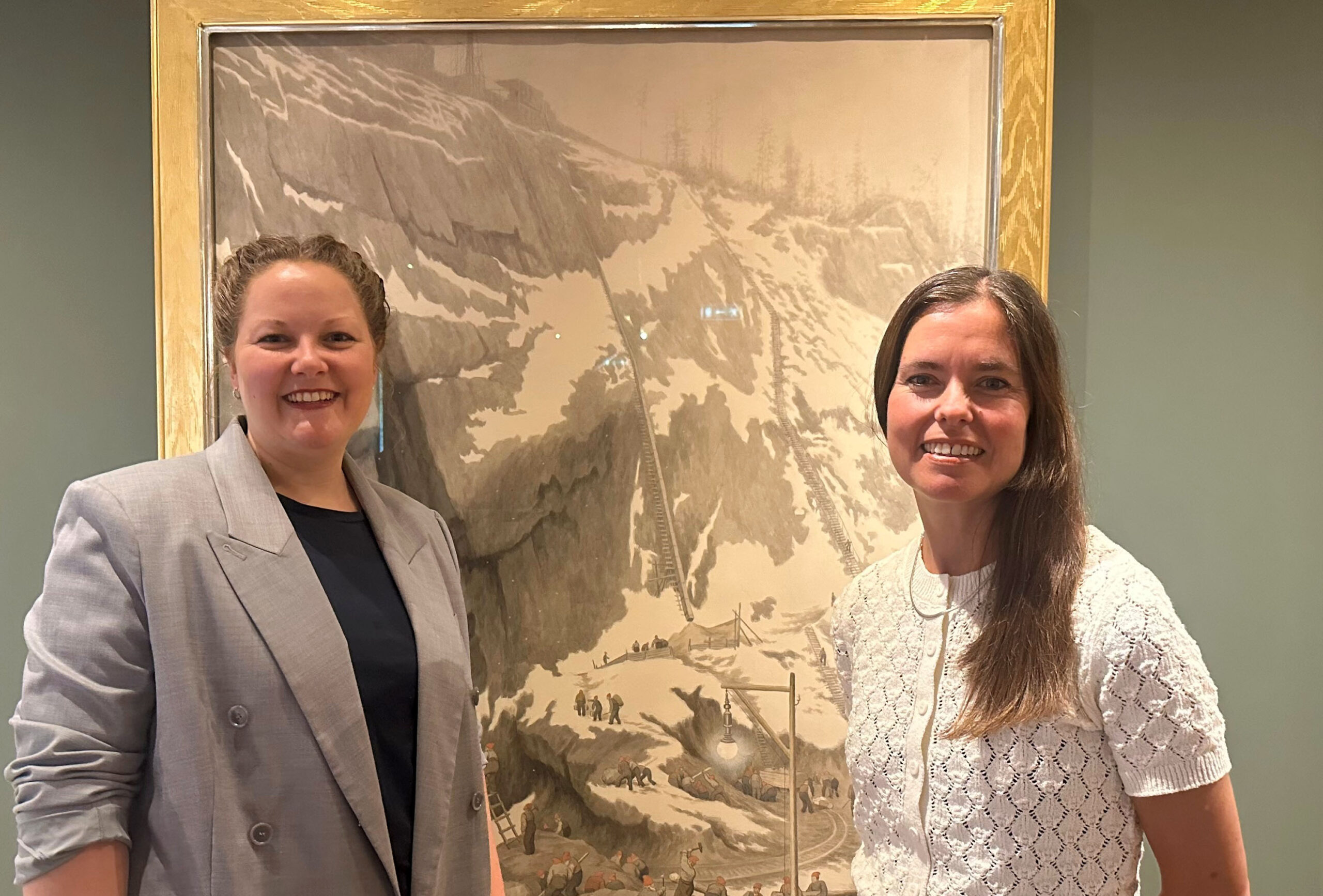 Kurator Susanne Grina Lange og Helene Brekke, Industriarbeidermuseets leder for forskning og formidling, foran Kittelsens «Grunnarbeide» (1907). (Foto: Rita Engedalen/Handout/NTB.)