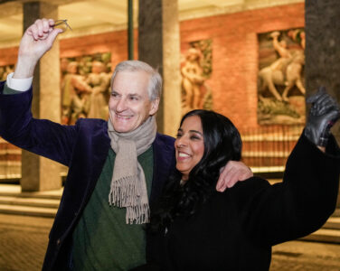 Oslo 20251117. Statsminister Jonas Gahr Støre og kultur- og likestillingsminister Lubna Jaffery ankommer Oslo rådhus. Herrelandslaget venter folkefest på Rådhusplassen etter seieren i VM-kvalifiseringskampen i fotball mellom Norge og Italia på San Siro. (Foto: Terje Bendiksby/NTB.)