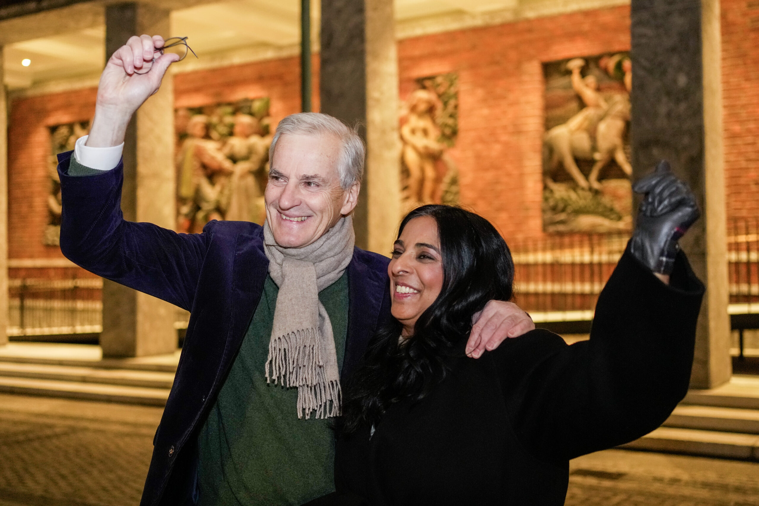 Oslo 20251117. Statsminister Jonas Gahr Støre og kultur- og likestillingsminister Lubna Jaffery ankommer Oslo rådhus. Herrelandslaget venter folkefest på Rådhusplassen etter seieren i VM-kvalifiseringskampen i fotball mellom Norge og Italia på San Siro. (Foto: Terje Bendiksby/NTB.)