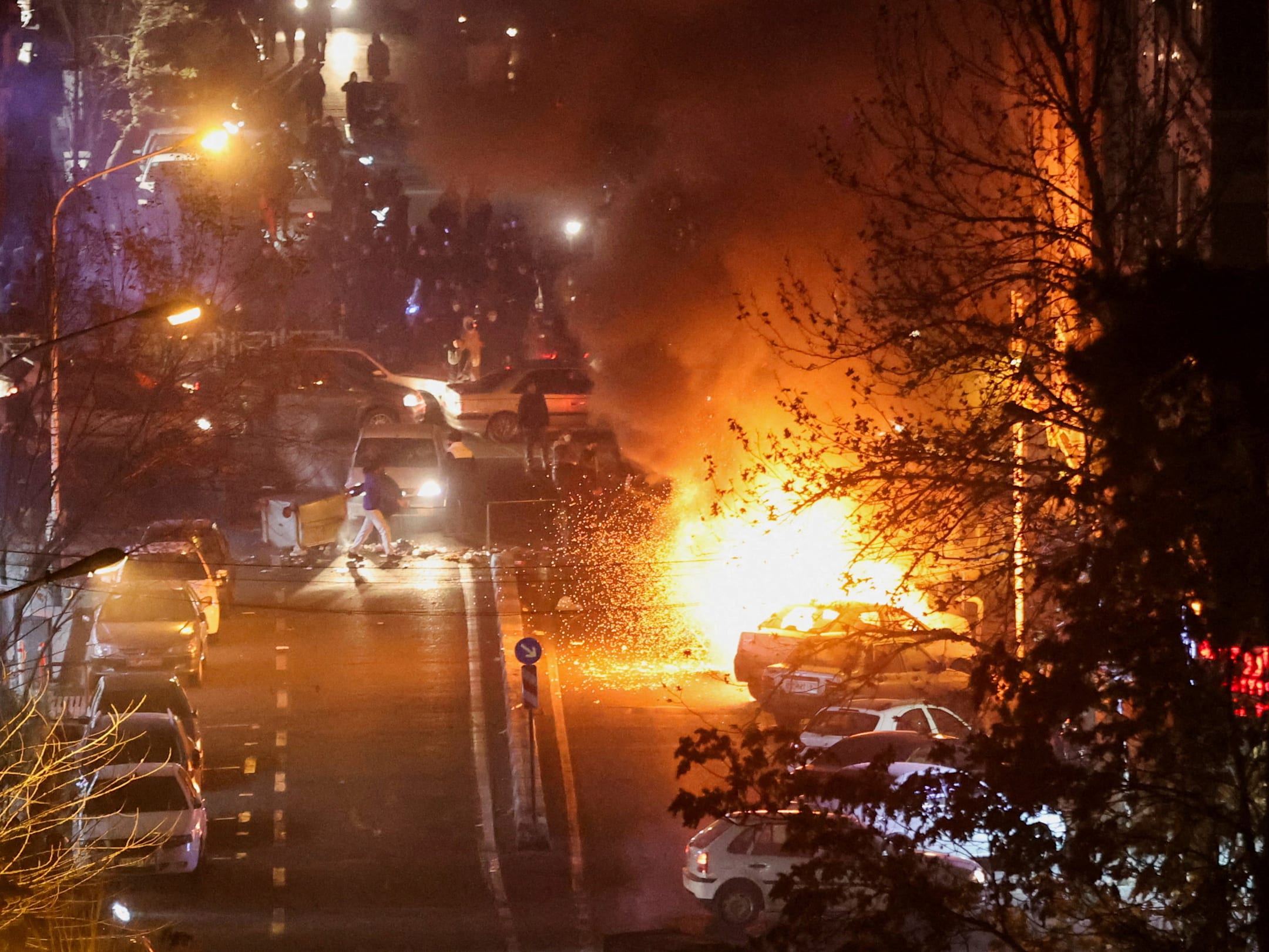 Protester i Iran (Foto: Stringer/Reuters/NTB.)