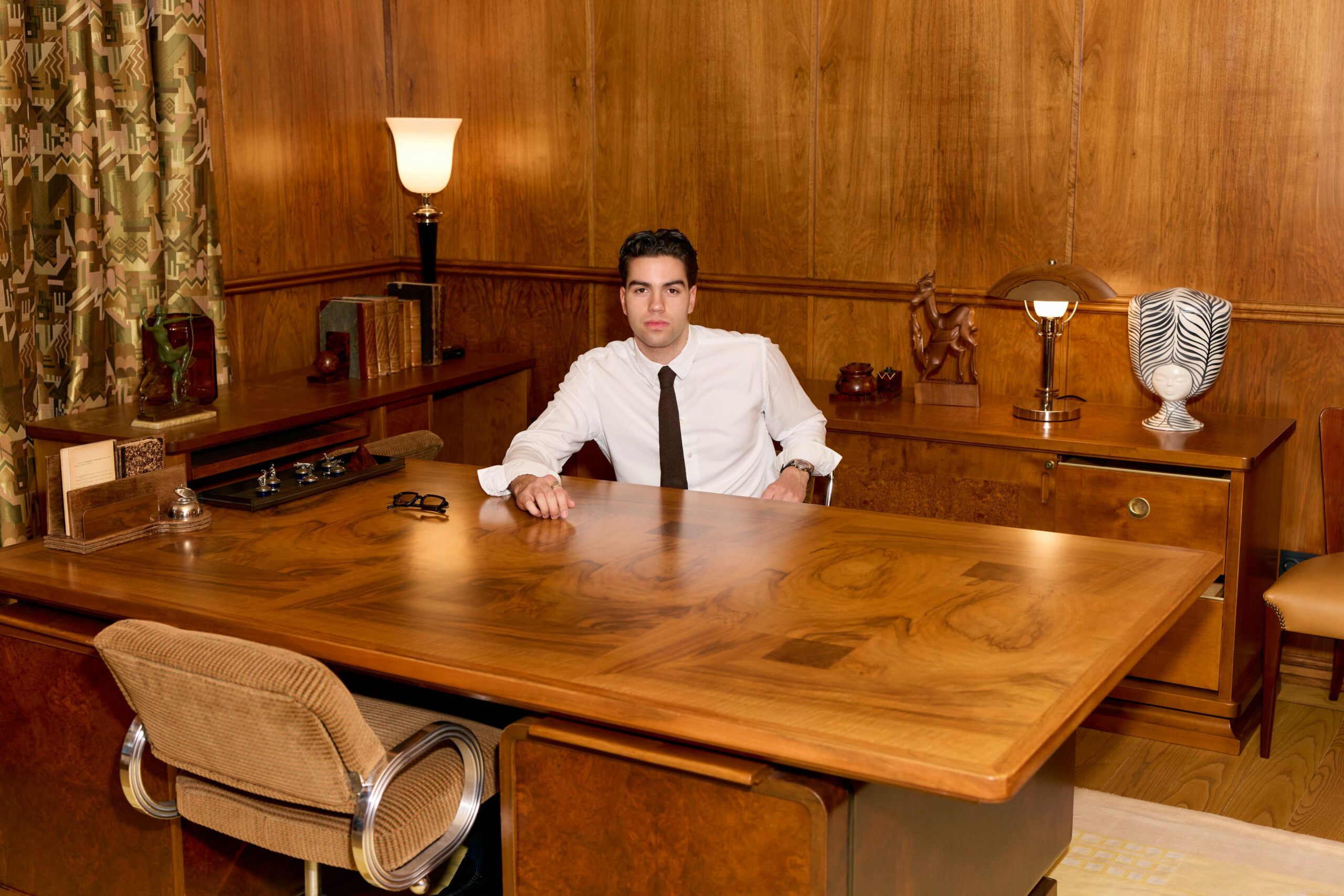 Ludvig (21) har drømt om å bli museumsdirektør siden han var barn, nå har han startet kunstbyrået Mpagi Art Agency. (Foto: Magnus Gulliksen.)