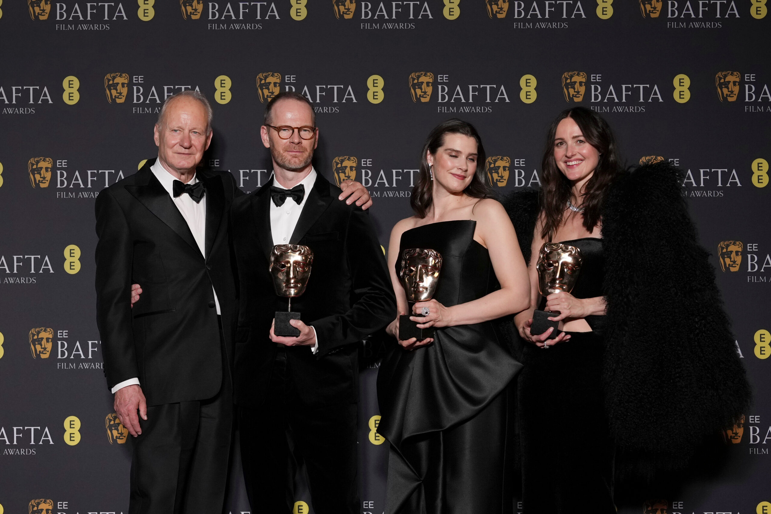 Regissør Joachim Trier (nr. to f.v.) sammen med skuespillerne Stellan Skarsgård (f.v.), Inga Ibsdotter Lilleaas og Renate Reinsve i London, der «Affeksjonsverdi» vant Bafta for beste ikke-engelskspråklige film. (Foto: AP/Alastair Grant.)