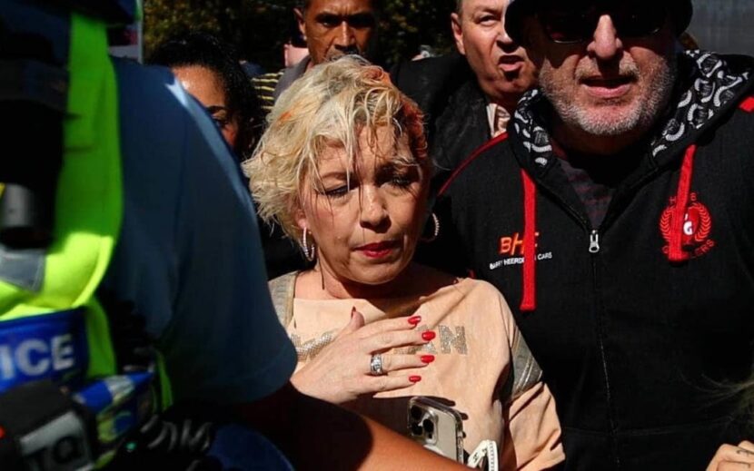 Anti-transaktivister, som såkalte «terfs» (transekskluderende radikalfeminister), har blitt stemplet som nynazister. På bildet har Posie Parker blitt buet og helt tomatjus over. (Foto: RNZ.)