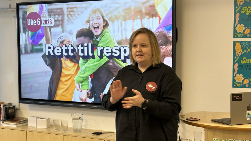 Organisasjonen Sex og politikk har utviklet seksualitetsundervisningsopplegget Uke 6 for grunnskolen og Uke 16 for videregående skole. Her er fagansvarlig i Sex og politikk, Betina Langen, i aksjon på Linderud skole. (Foto: Sex og politikk.)