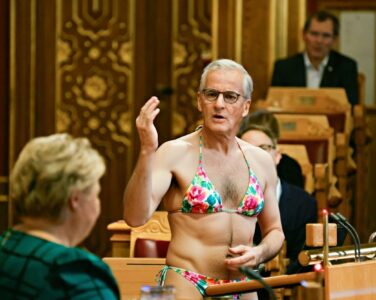 Brukere på X har brukt KI-verktøyet Grok til å «kle av» av fotografier av kvinner, som har utløst en strøm av anklager om «overgrep». Det fungerer på menn også. (Illustrasjon: NTB/Grok.)