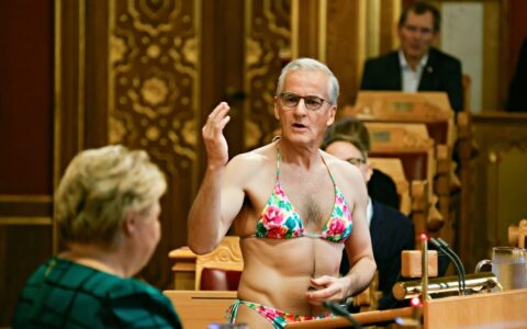 Brukere på X har brukt KI-verktøyet Grok til å «kle av» av fotografier av kvinner, som har utløst en strøm av anklager om «overgrep». Det fungerer på menn også. (Illustrasjon: NTB/Grok.)