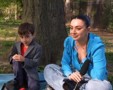 Charli XCX er lykkelig gift, men vil likevel ikke ha barn. Da har hun kanskje ikke møtt den rette, tror podkaster Jason Bateman. (Illustrasjonsfoto: Recess Therapy.)