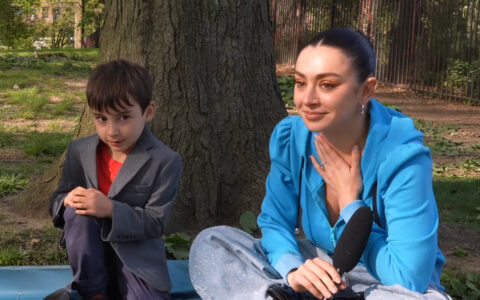 Charli XCX er lykkelig gift, men vil likevel ikke ha barn. Da har hun kanskje ikke møtt den rette, tror podkaster Jason Bateman. (Illustrasjonsfoto: Recess Therapy.)