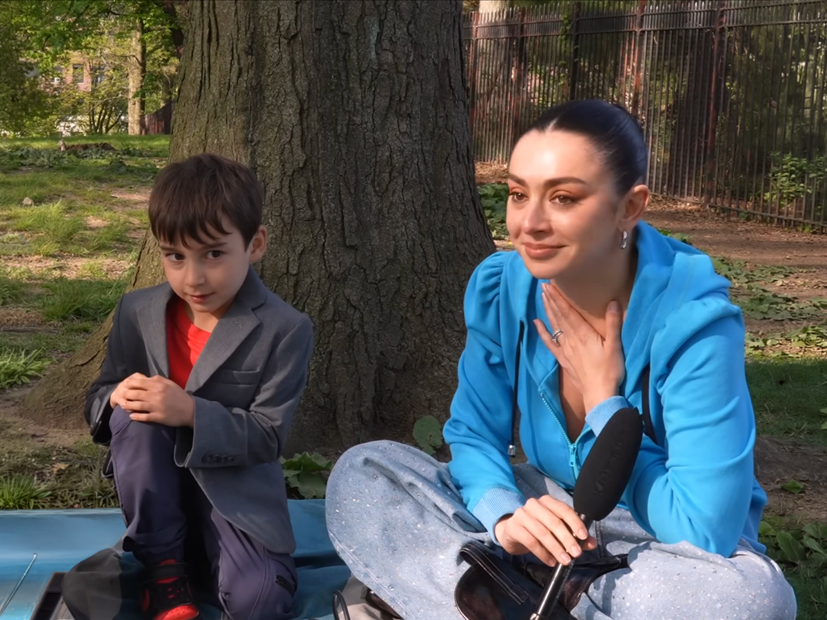 Charli XCX er lykkelig gift, men vil likevel ikke ha barn. Da har hun kanskje ikke møtt den rette, tror podkaster Jason Bateman. (Illustrasjonsfoto: Recess Therapy.)