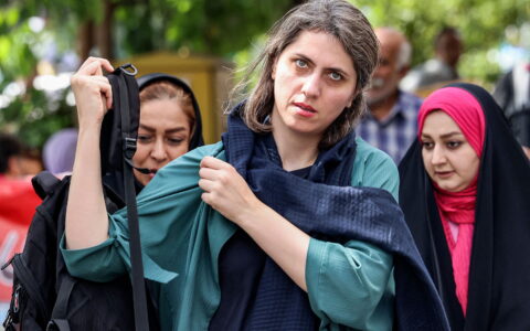 De siste årene har iranske kvinner kastet hijaben offentlig for å vise sin misnøye med presteregimet, spesielt etter at Mahsa Amini døde etter å ha blitt arrestert av moralpolitiets. (Foto: Atta Kenare/Getty.)