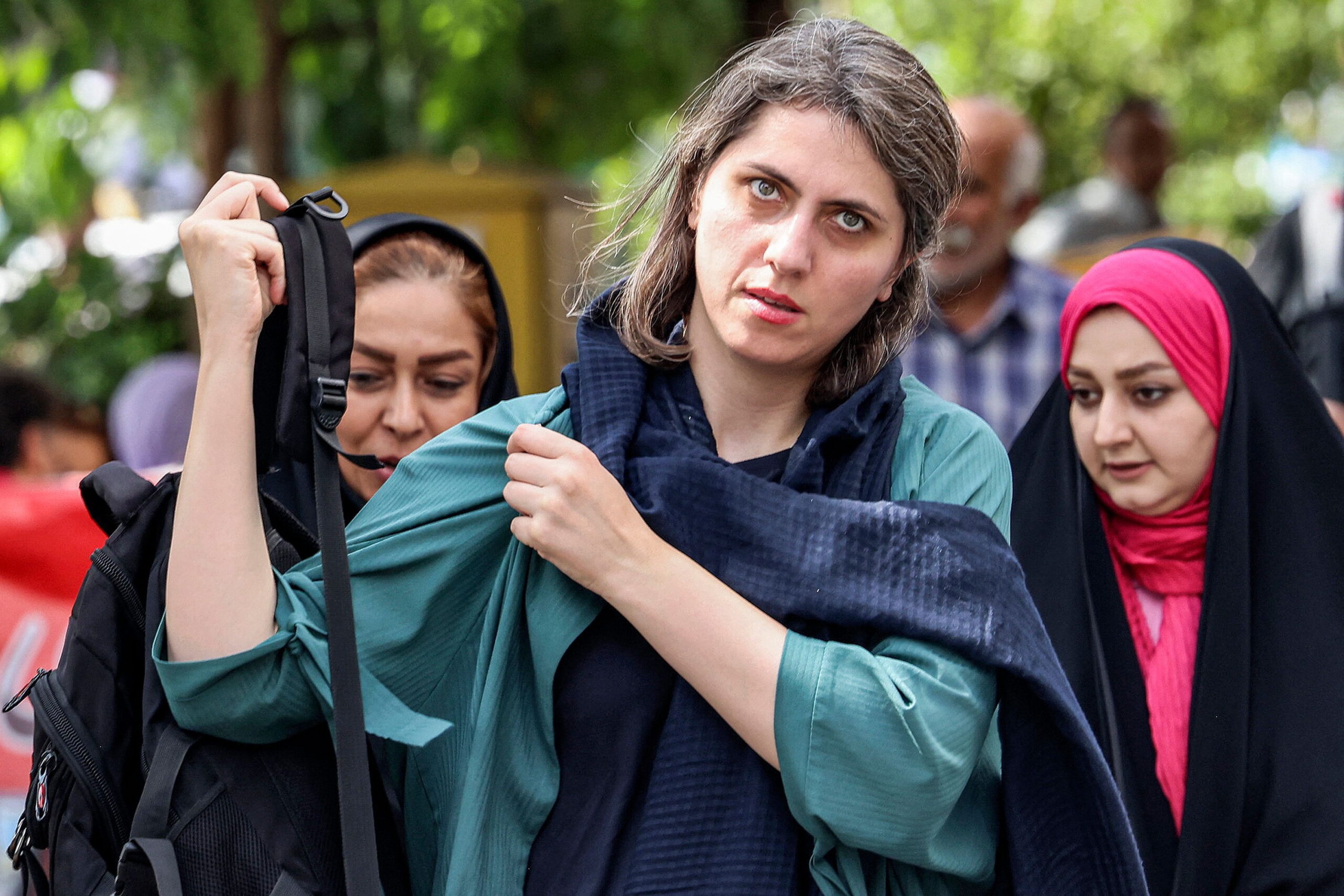 De siste årene har iranske kvinner kastet hijaben offentlig for å vise sin misnøye med presteregimet, spesielt etter at Mahsa Amini døde etter å ha blitt arrestert av moralpolitiets. (Foto: Atta Kenare/Getty.)