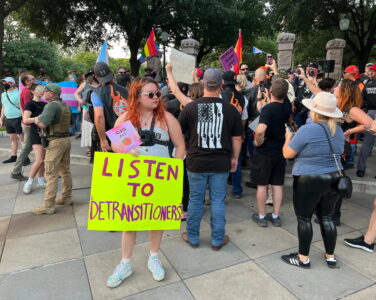 En aktivist demonstrerer for detransisjonerte under en demonstrasjon i Austin, Texas i 2024. (Foto: Molly Hennessy-Fiske.)