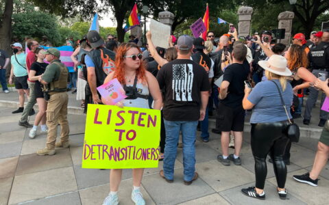 En aktivist demonstrerer for detransisjonerte under en demonstrasjon i Austin, Texas i 2024. (Foto: Molly Hennessy-Fiske.)