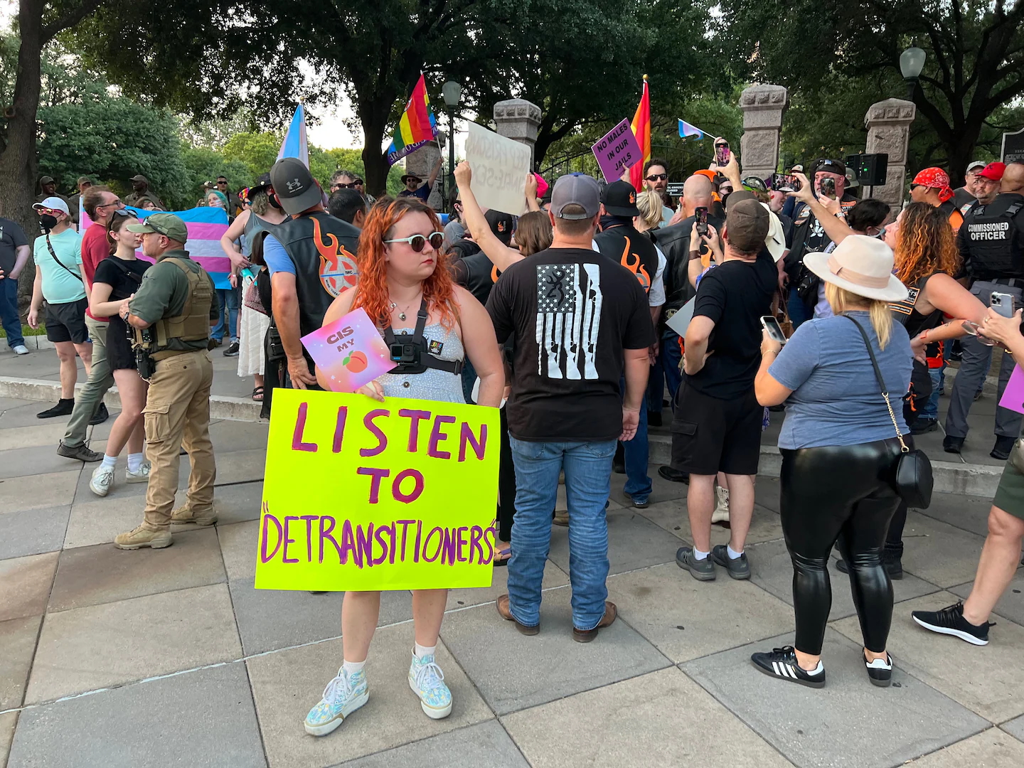 En aktivist demonstrerer for detransisjonerte under en demonstrasjon i Austin, Texas i 2024. (Foto: Molly Hennessy-Fiske.)