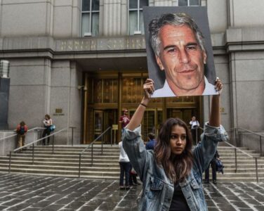 En aktivist fra gruppen Hot Mess demonstrerer foran den føderale domstolen i New York før rettssaken mot seksualforbryter Jeffrey Epstein 8. juli 2019, en måned før han ble funnet død i fengsel. (Foto: Stephanie Keith.)