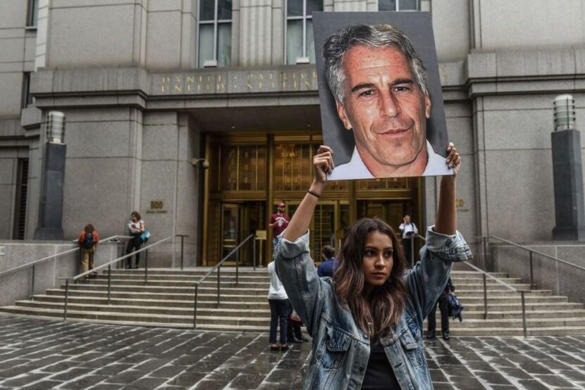 En aktivist fra gruppen Hot Mess demonstrerer foran den føderale domstolen i New York før rettssaken mot seksualforbryter Jeffrey Epstein 8. juli 2019, en måned før han ble funnet død i fengsel. (Foto: Stephanie Keith.)