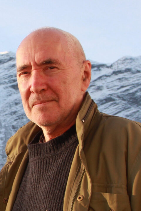 Forfatter og norsk litteraturs enfant terrible Kaj Skagen under fjellene på Lofthus. (Foto: Pål-Henrik Hagen.)