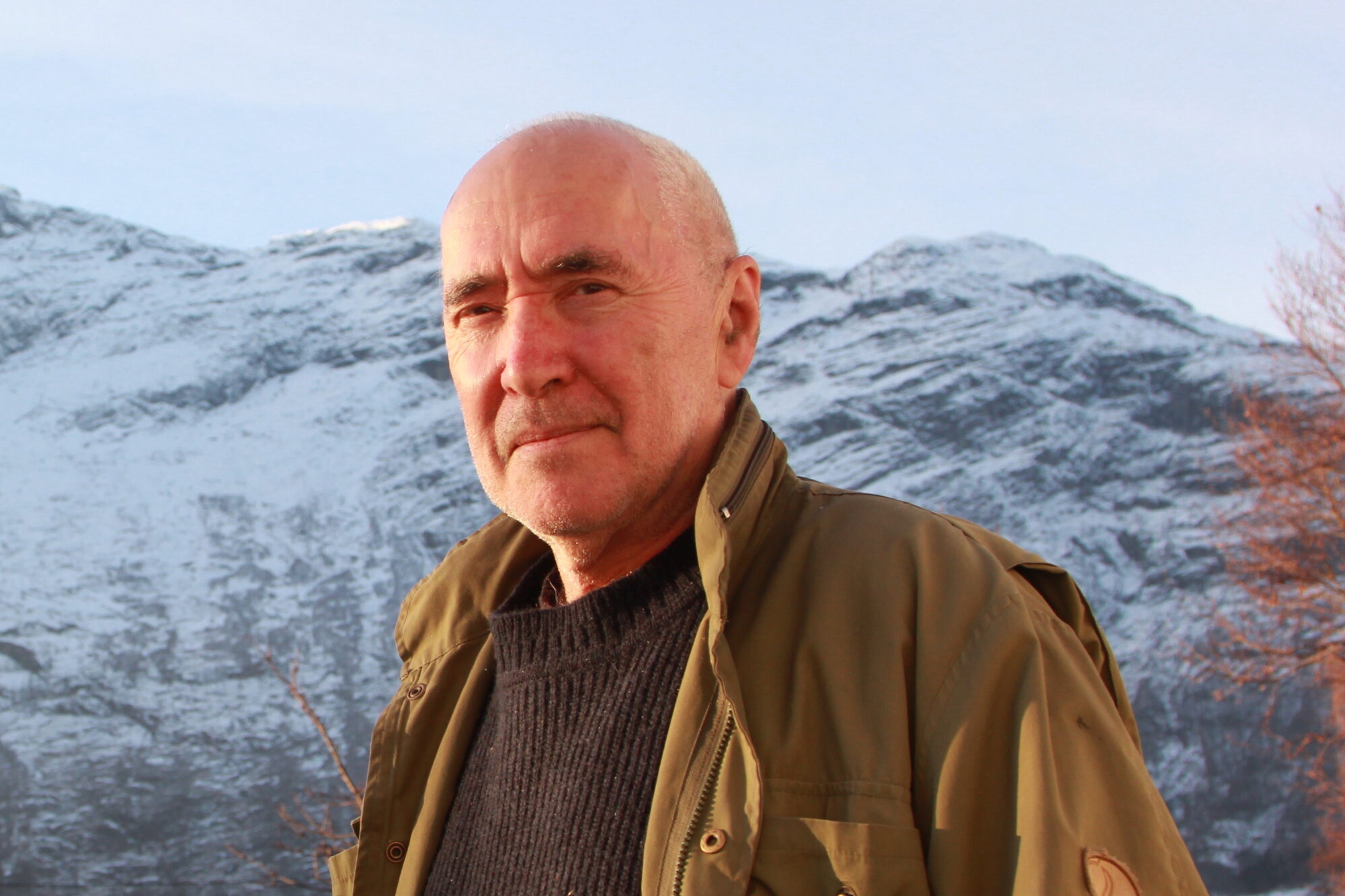 Forfatter og norsk litteraturs enfant terrible Kaj Skagen under fjellene på Lofthus. (Foto: Pål-Henrik Hagen.)