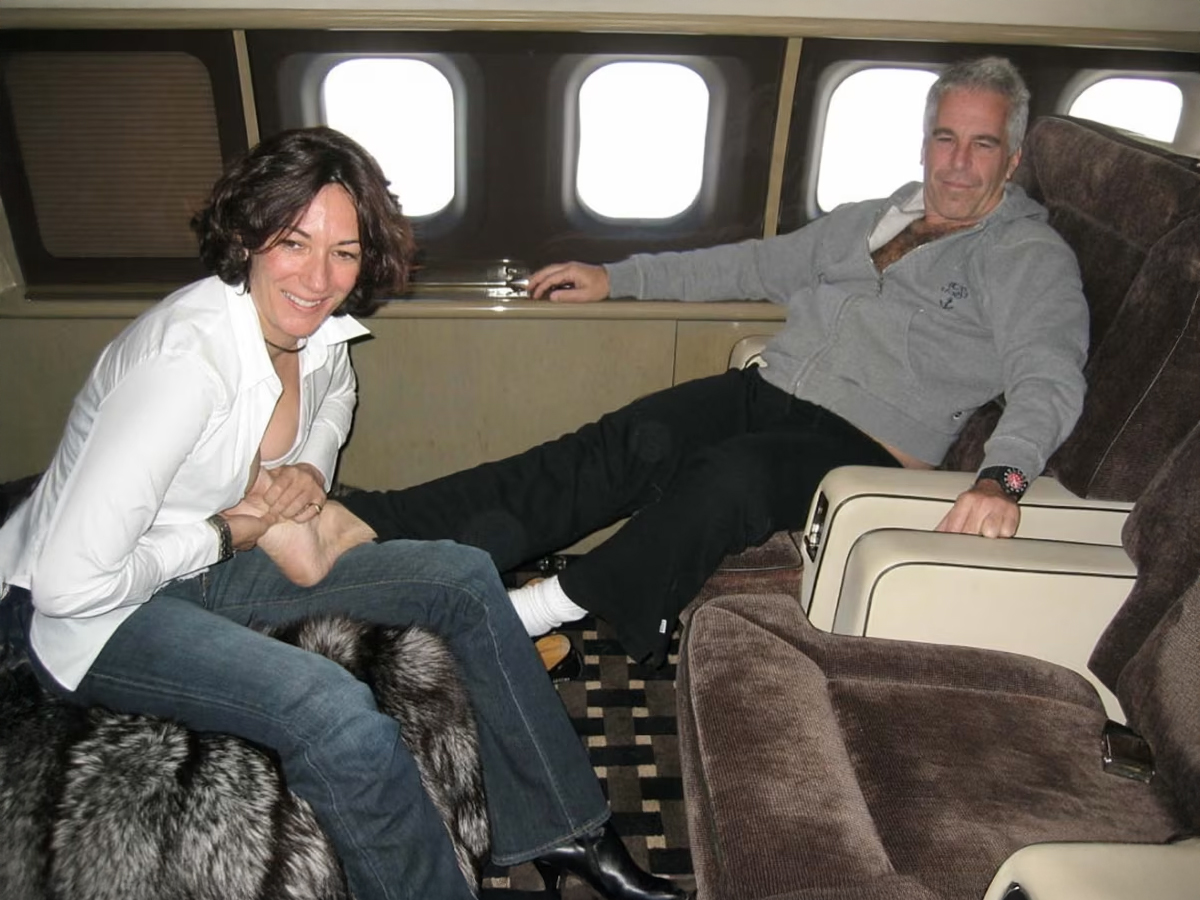 Foreløpig er Ghislaine Maxwell og hovedpersonen selv de eneste som er funnet skyldige i Epstein-komplekset. (Foto: Epstein-filene.)