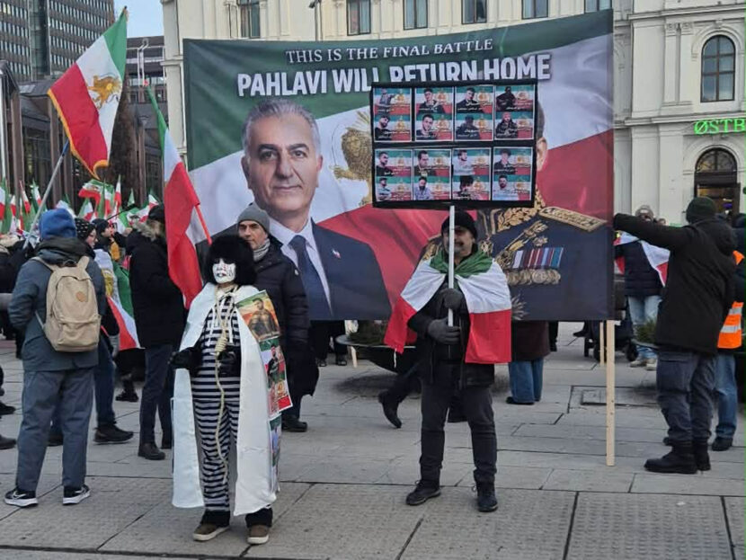 Iran-demonstranter på Jernbanetorget ønsker seg kronprins Reza Pahlavi, sønn av sjahen som ble avsatt i 1979, fremfor dagens prestestyre. (Foto: Privat.)